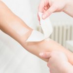 une esthéticienne à domicile qui fait un soin visage