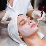 Belle femme avec un soin du visage naturel, détente et repos